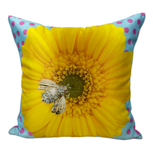 Load image into Gallery viewer, Daisy Throw Pillow